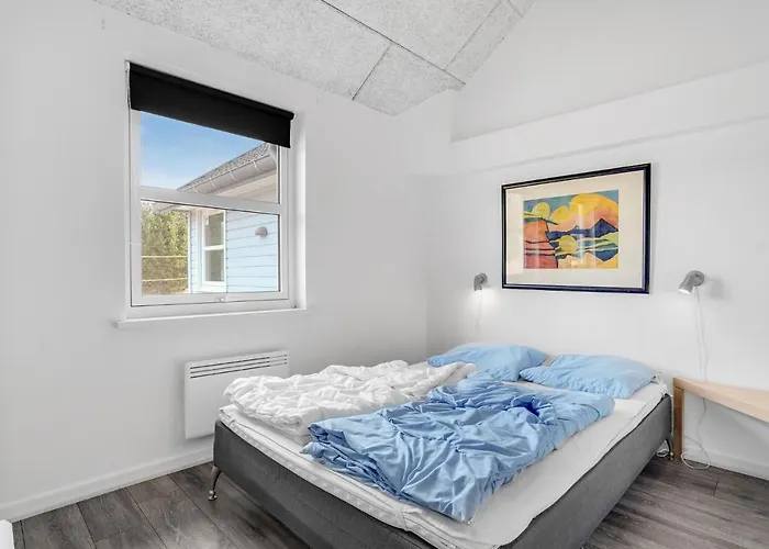 Pet Friendly In With Kitchen *