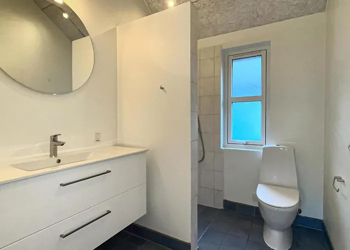 Pet Friendly In With Kitchen *
